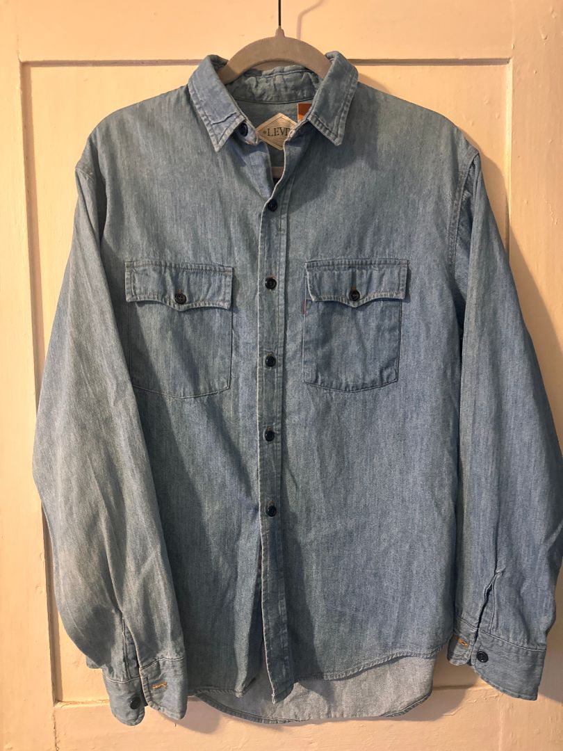 Levis denim buttondown, envelope pockets