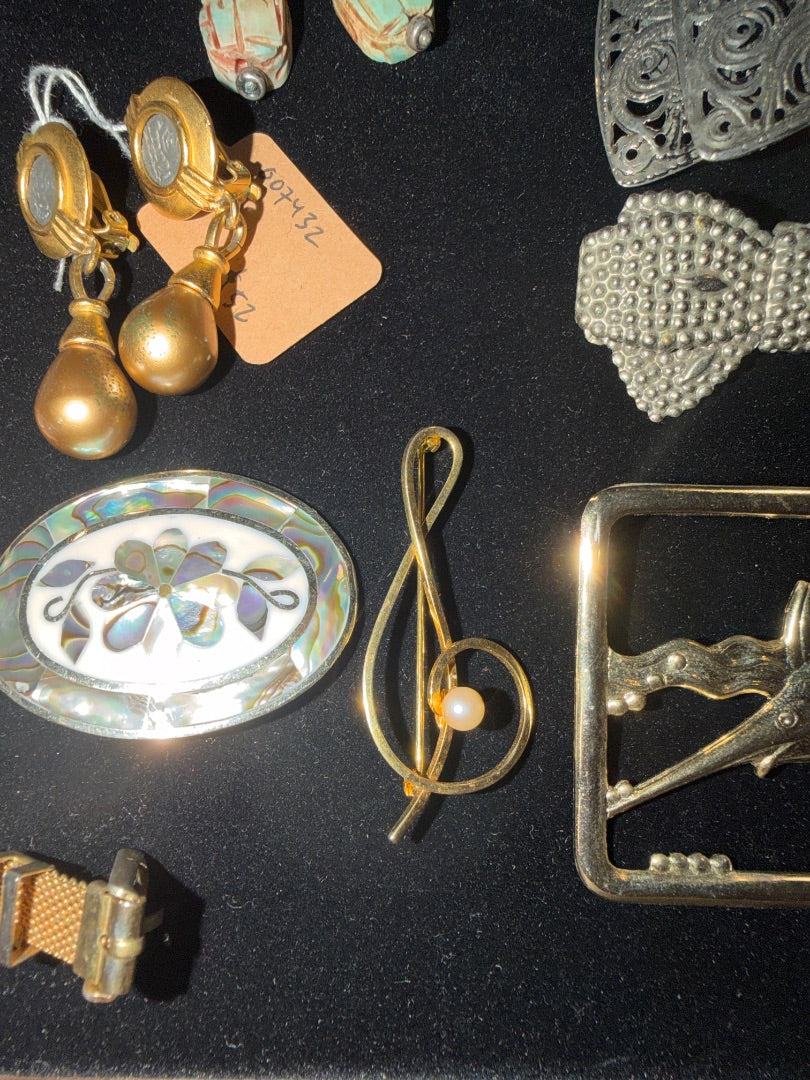 Gold tone clef with pearl
