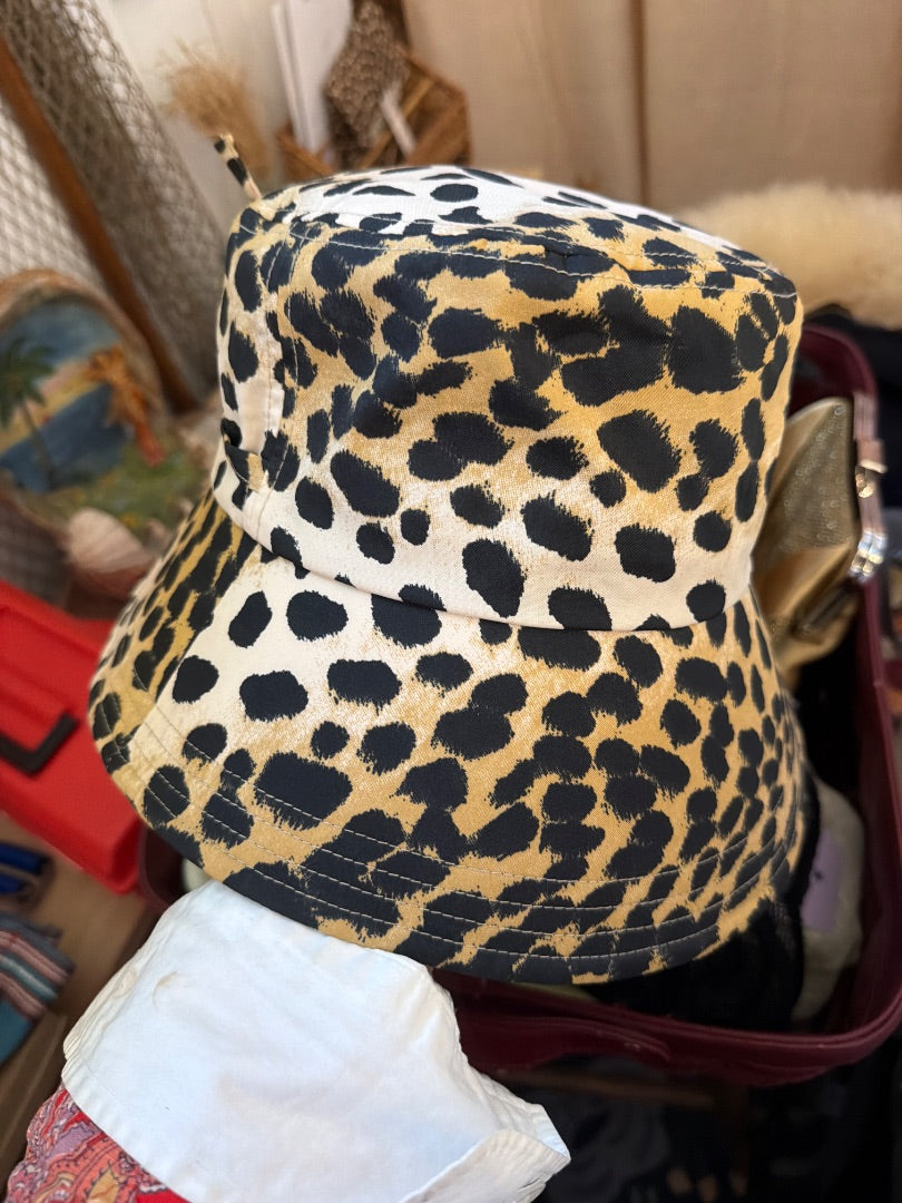 Leopard totes bucket hat