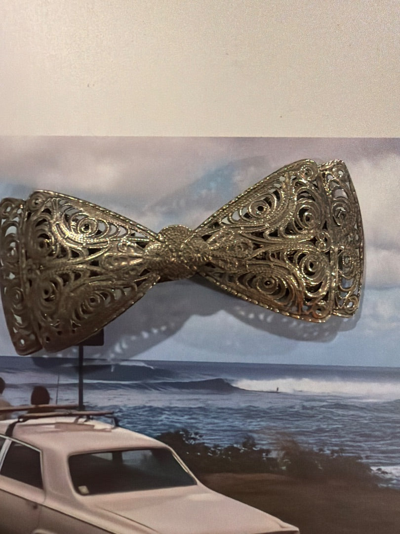 Silver bow clip
