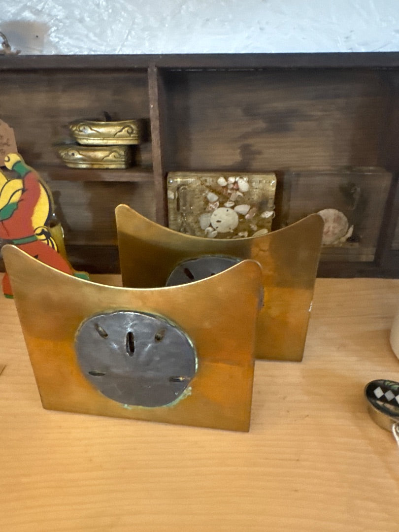 Sand dollar book end