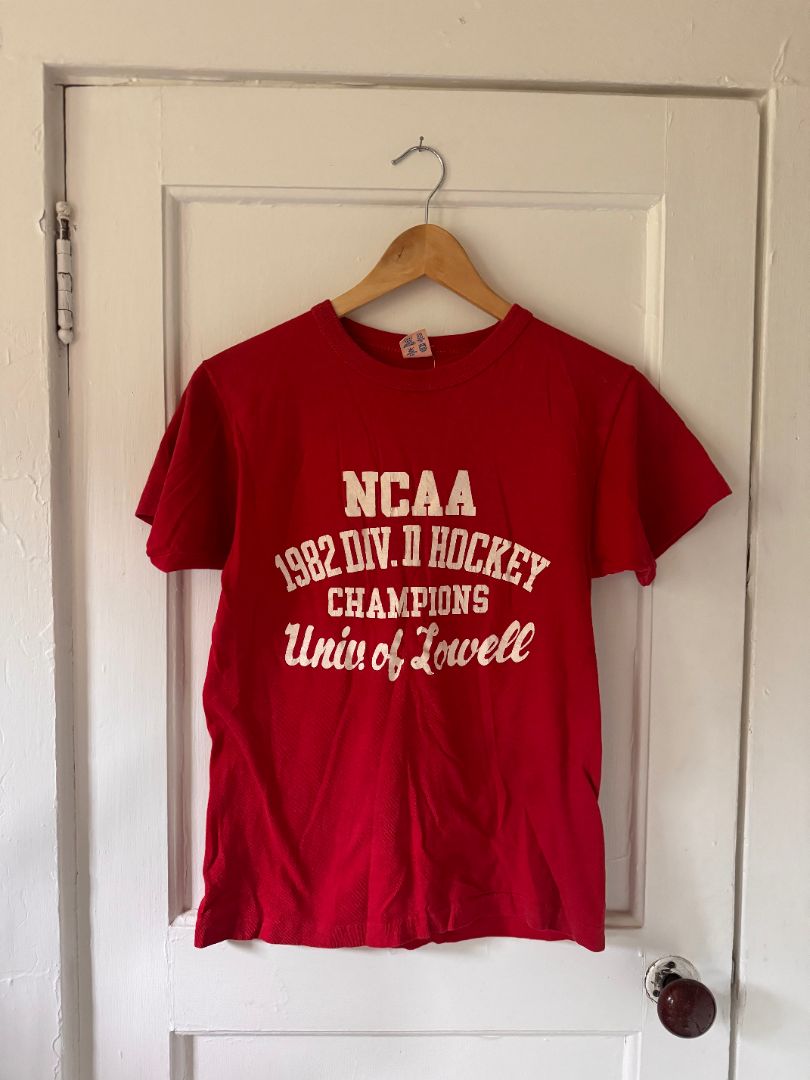 red Champion NCAA red single stitch t-shirt, Medium