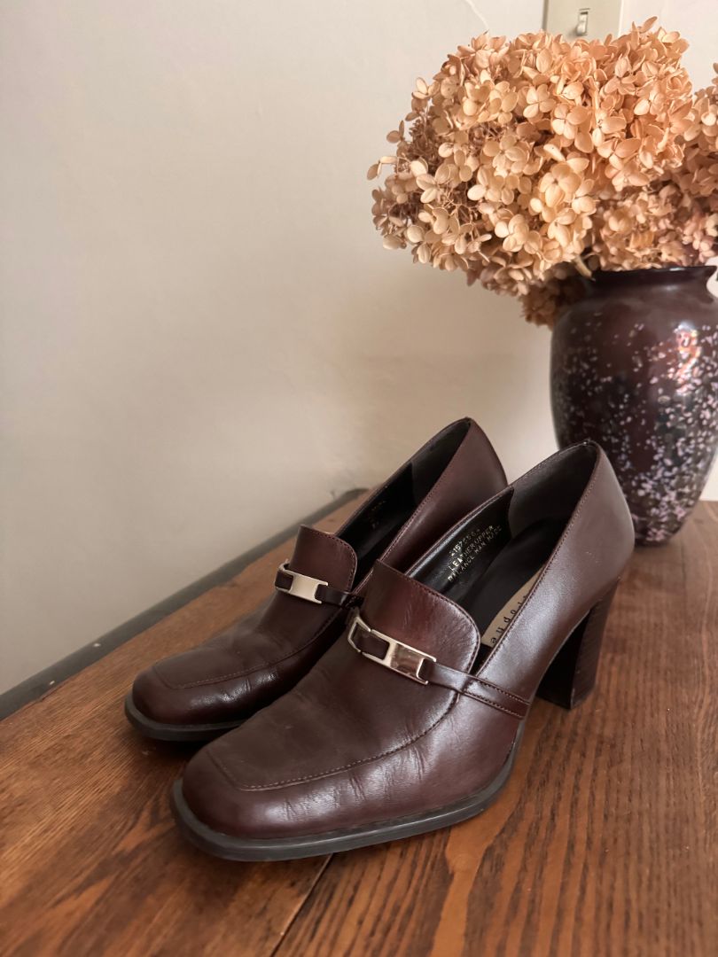 Apostrophe heeled mules, 7