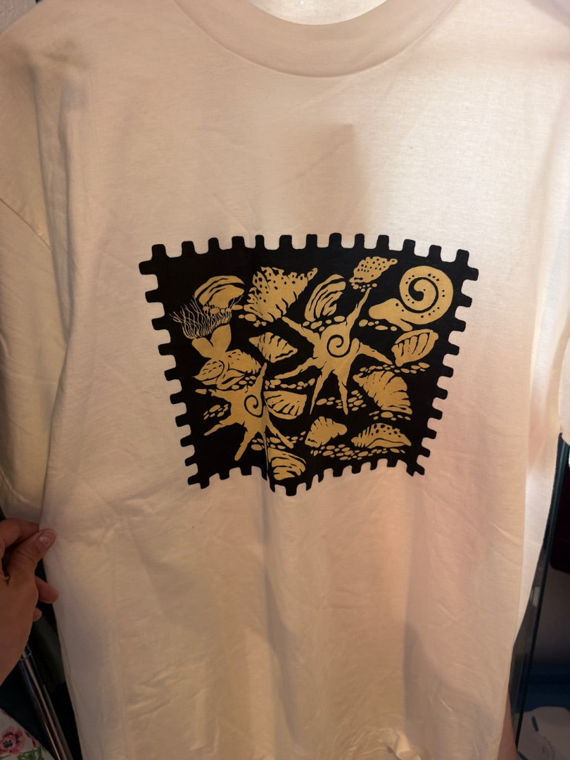 Shell stamp tee