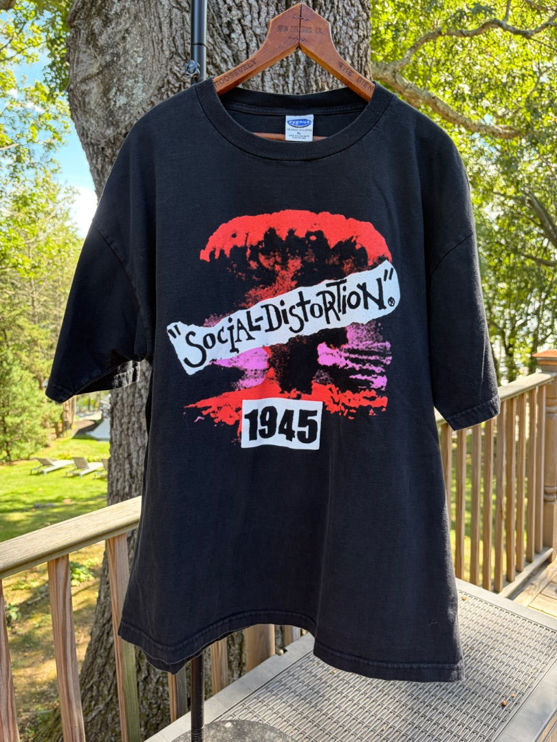 Black Cygnus clothing: vintage, XL
