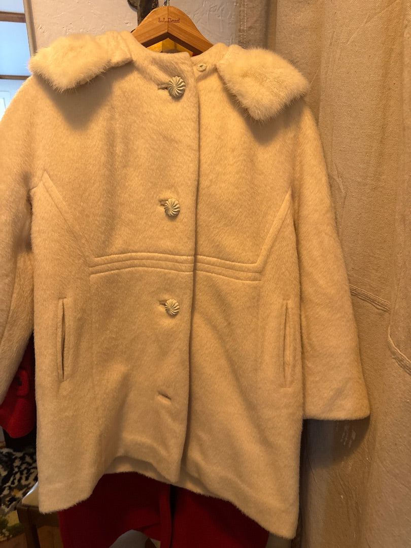 White coat fur collar