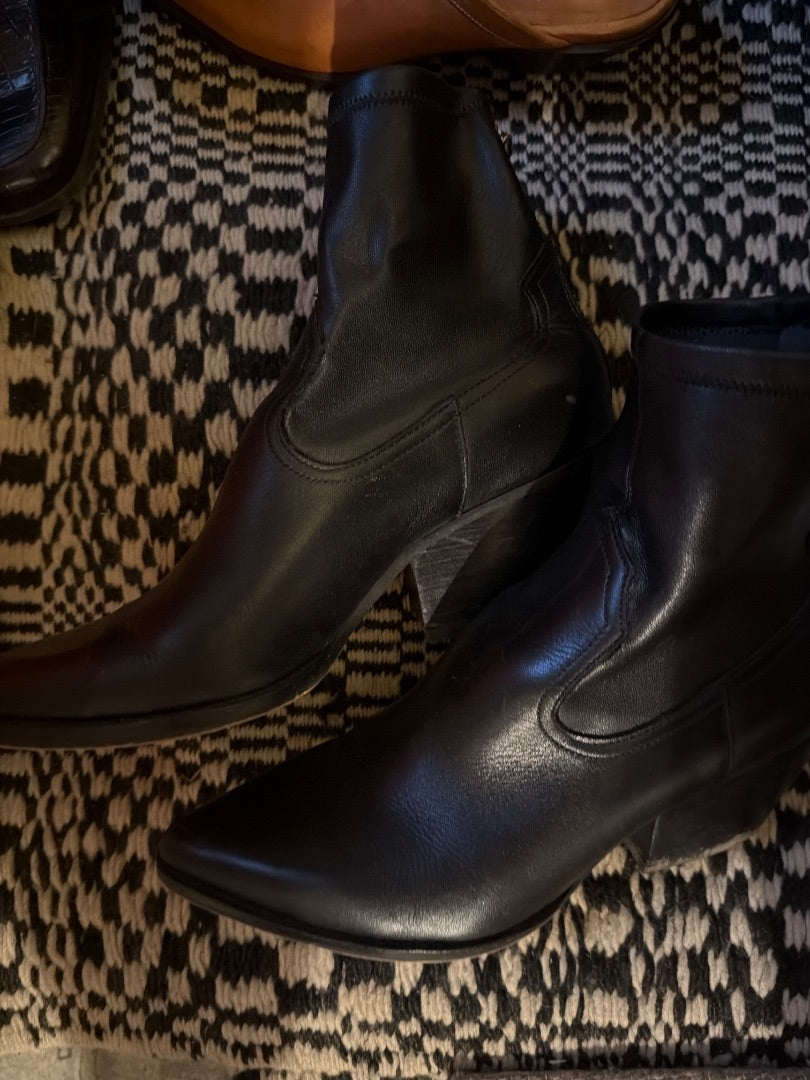 Cowgirl profile leather zip bootie