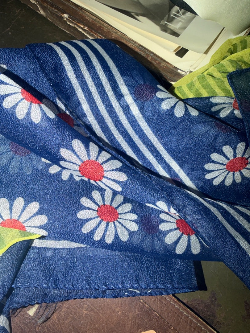 Daisy scarf