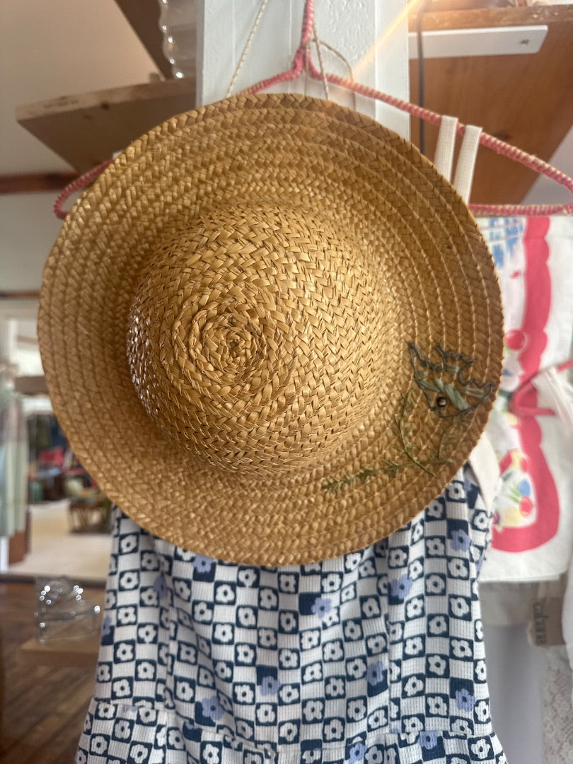 Woven hat w/fish embroidery