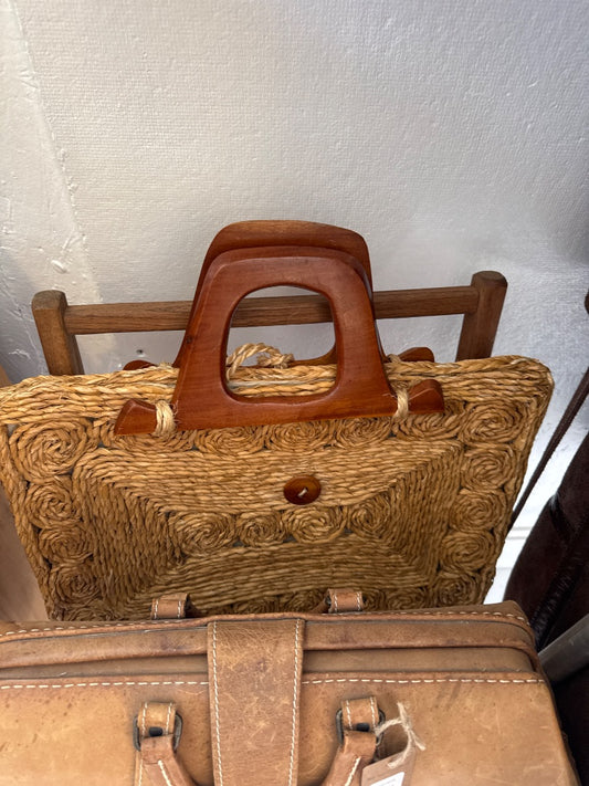 Woven raffia purse