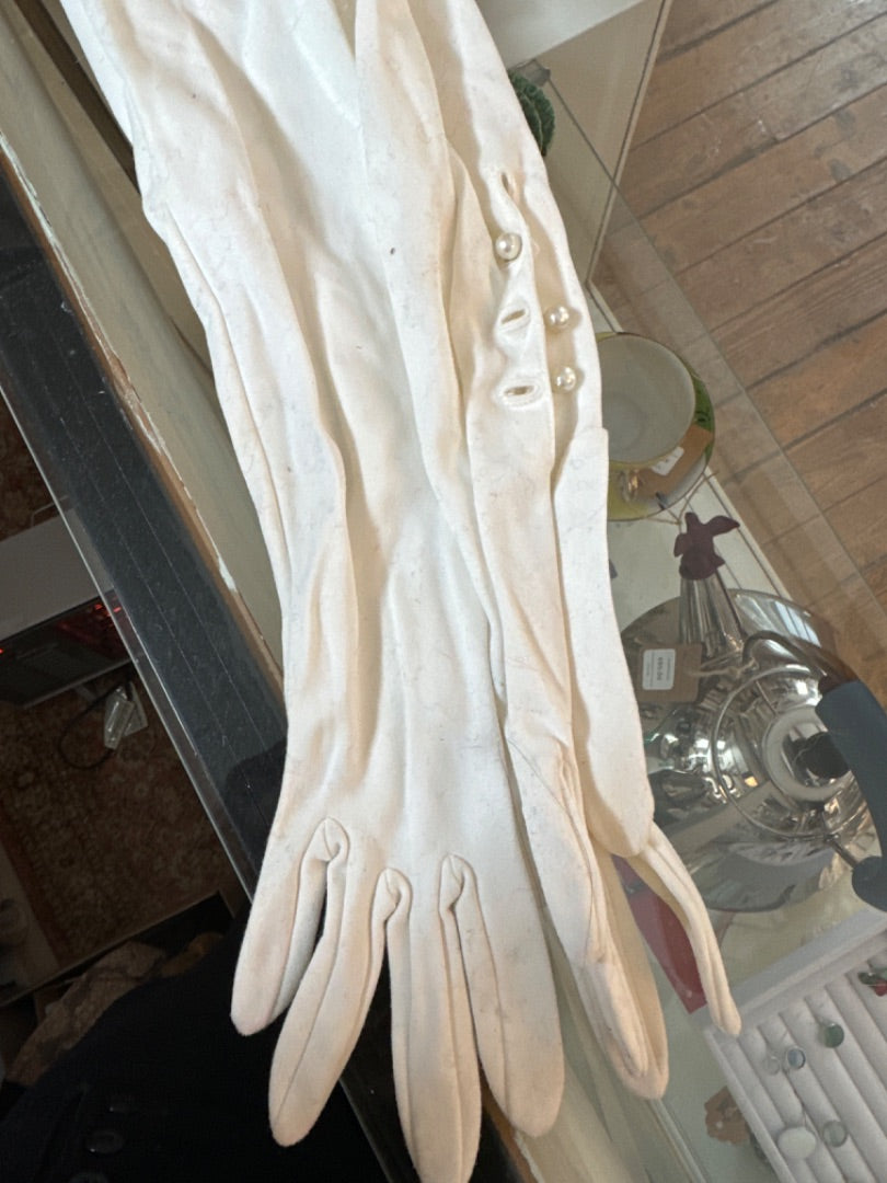 Long white gloves pear button