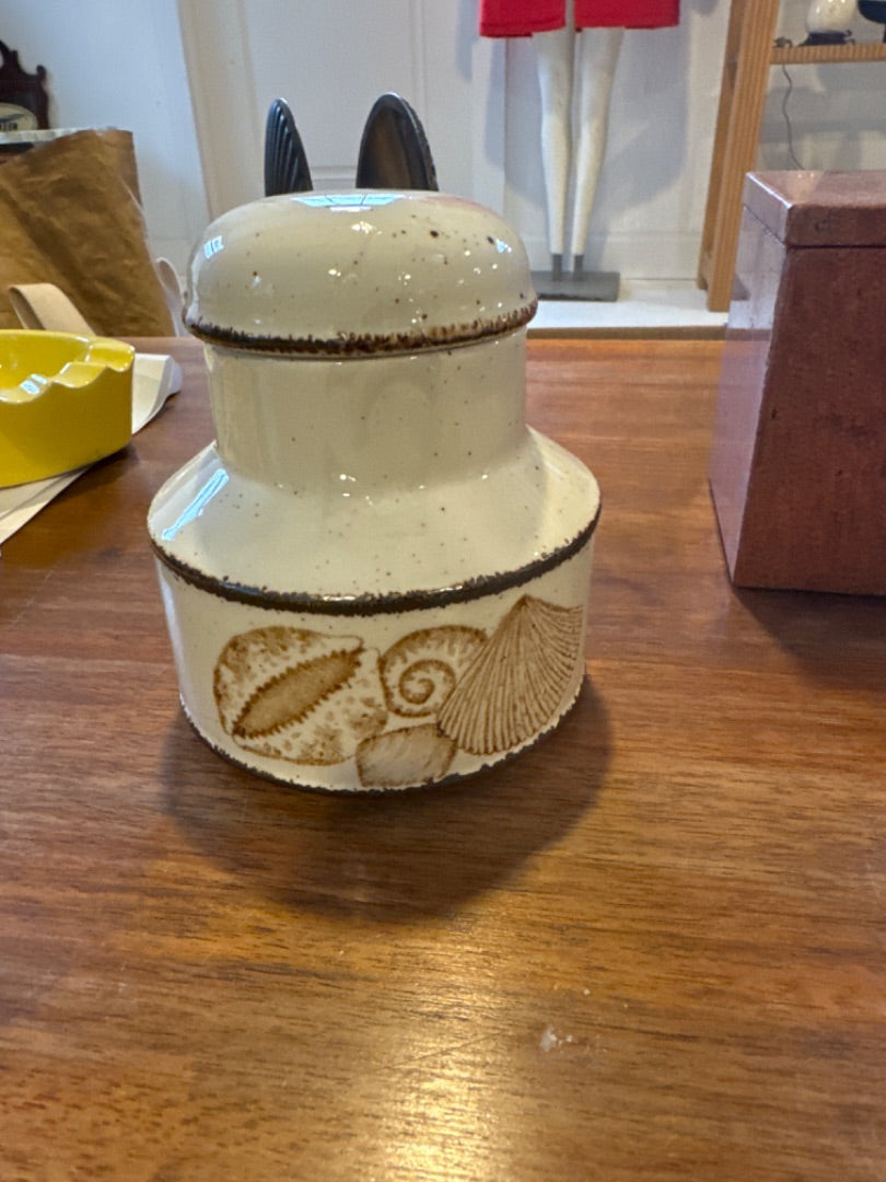 Mid winter shell motif sugar container