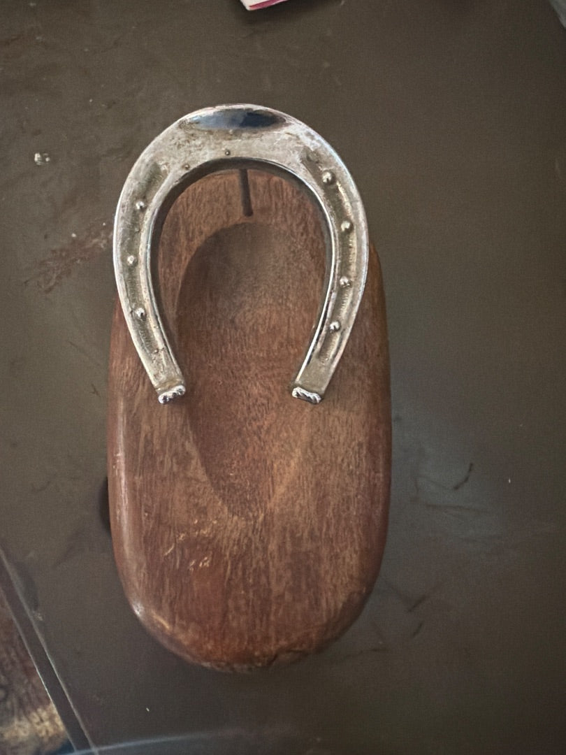 Horse shoe pipe holder
